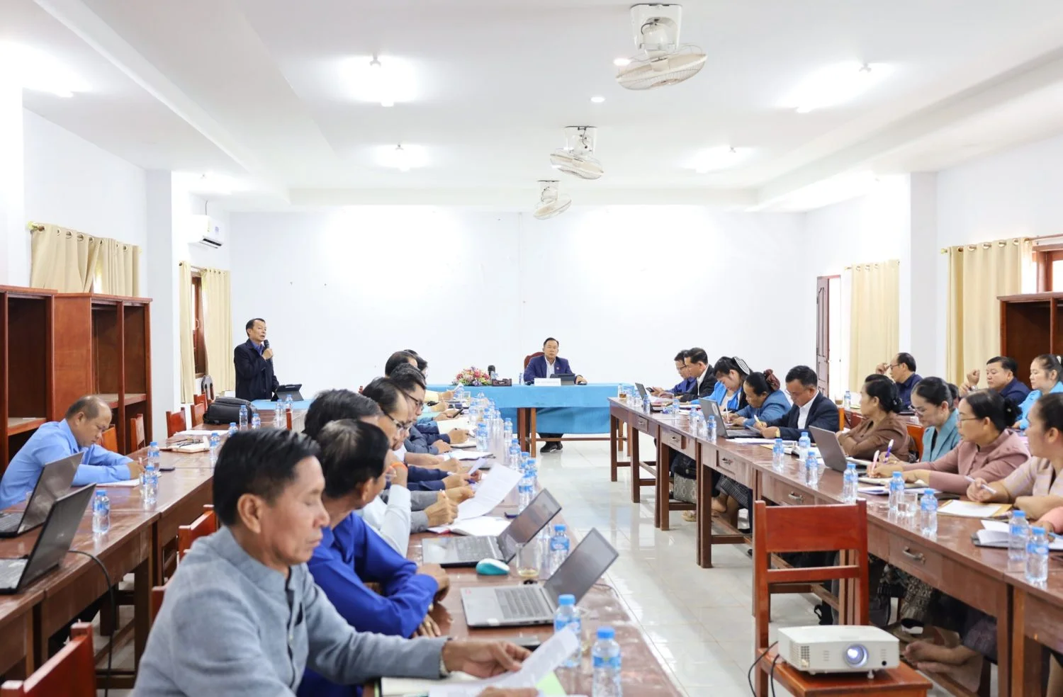 ກອງປະຊຸມແລກປ່ຽນບົດຮຽນການຈັດຕັ້ງປະຕິບັດບັນດາມະຕິ ຂອງຄະນະປະຈໍາສະພາປະຊາຊົນແຂວງຄໍາມ່ວນ ຊຸດທີ II. 16