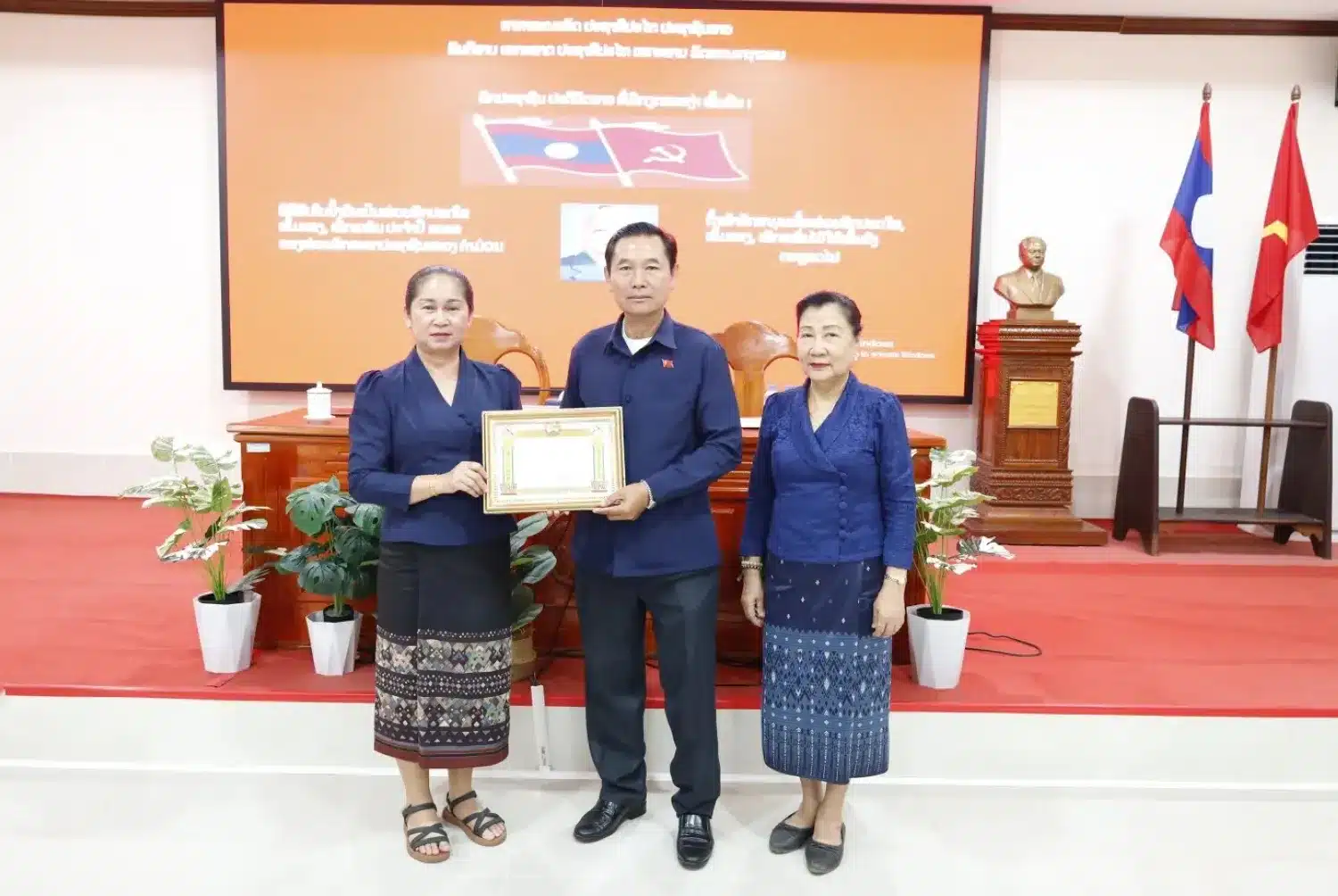 ພິທີມອບໃບຢັ້ງຢືນໜ່ວຍພັກປອດໃສ, ເຂັ້ມແຂງ, ໜັກແໜ້ນ ປະຈຳປີ 2023 ຂອງໜ່ວຍພັກ ສະພາປະຊາຊົນແຂວງຄໍາມ່ວນ. 18