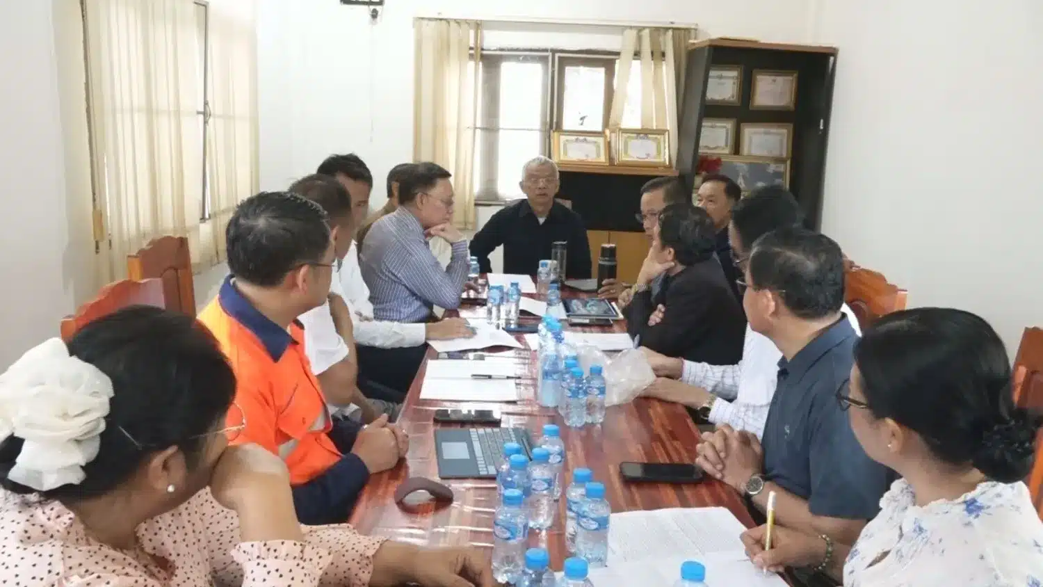 ຮອງປະທານສະພາແຫ່ງຊາດ ພ້ອມດ້ວຍຄະນະ ເຄື່ອນໄຫວຕິດຕາມສະພາບຜົນກະທົບດ້ານສິ່ງແວດລ້ອມ ຂອງບໍລິສັດຂຸດຄົ້ນ ແຮ່ກົ່ວ ທີ່ບໍ່ແໜ່ງ-ບໍ່ໂພນຕີ້ວ. 1