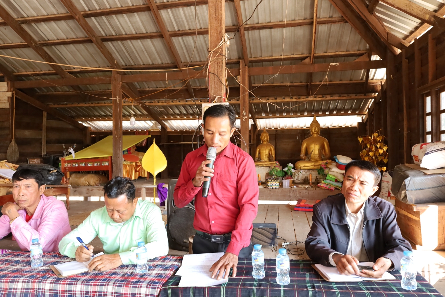 ຮອງປະທານ (ຄສຊຂ 12) ແຂວງຄໍາມ່ວນ ພ້ອມຄະນະສືບຕໍ່, ເຄື່ອນໄຫວພົບປະຜູ້ມີສິດເລືອກຕັ້ງຢູ່ບ້ານນາທານ ເມືອງເຊບັ້ງໄຟ. 2