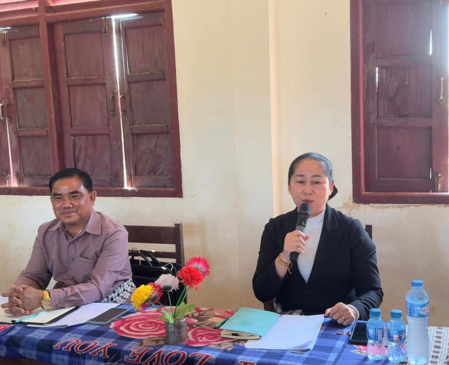 ຮອງປະທານ ຄສຊຂ12 ພ້ອມຄະນະເຄື່ອນໄຫວພົບປະຜູ້ມີສິດເລືອກຕັ້ງບ້ານໂຄກສະຫວ່າງ ແລະບ້ານທັບ ເມືອງເຊບັ້ງໄຟ. 1 s