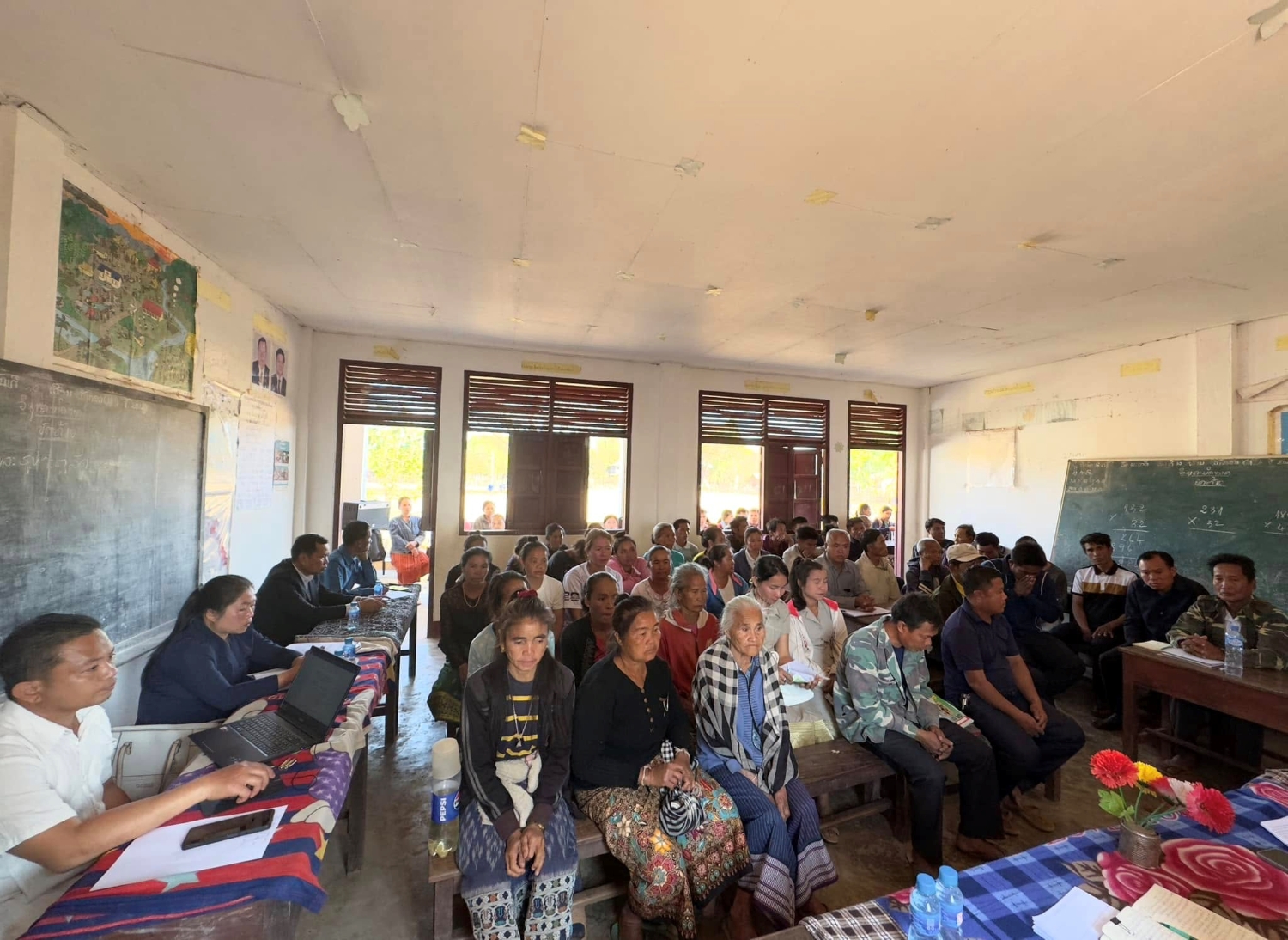 ຮອງປະທານ ຄສຊຂ12 ພ້ອມຄະນະເຄື່ອນໄຫວພົບປະຜູ້ມີສິດເລືອກຕັ້ງບ້ານໂຄກສະຫວ່າງ ແລະບ້ານທັບ ເມືອງເຊບັ້ງໄຟ. 2