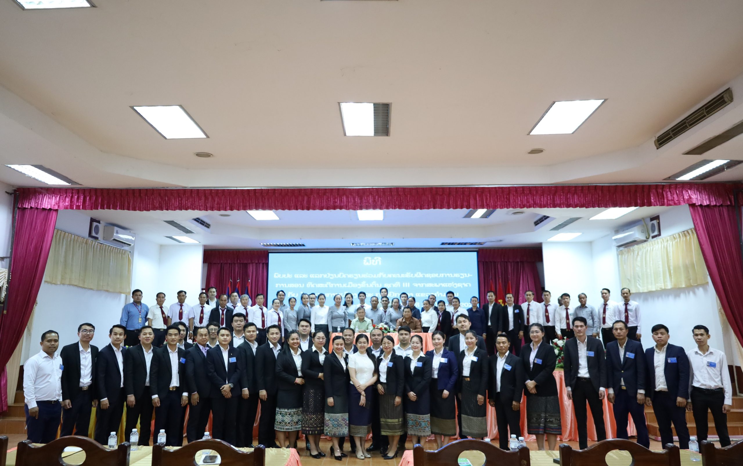ຄະນະຄູ-ອາຈານ ແລະ ນັກຮຽນ ທິດສະດີການເມືອງຂັ້ນຕົ້ນຂອງສະພາແຫ່ງຊາດ ພົບປະແລກປ່ຽນບົດຮຽນ ຮ່ວມກັບ ໂຮງຮຽນການເມືອງ ແລະ ການປົກຄອງ ແຂວງຄໍາມ່ວນ. 4