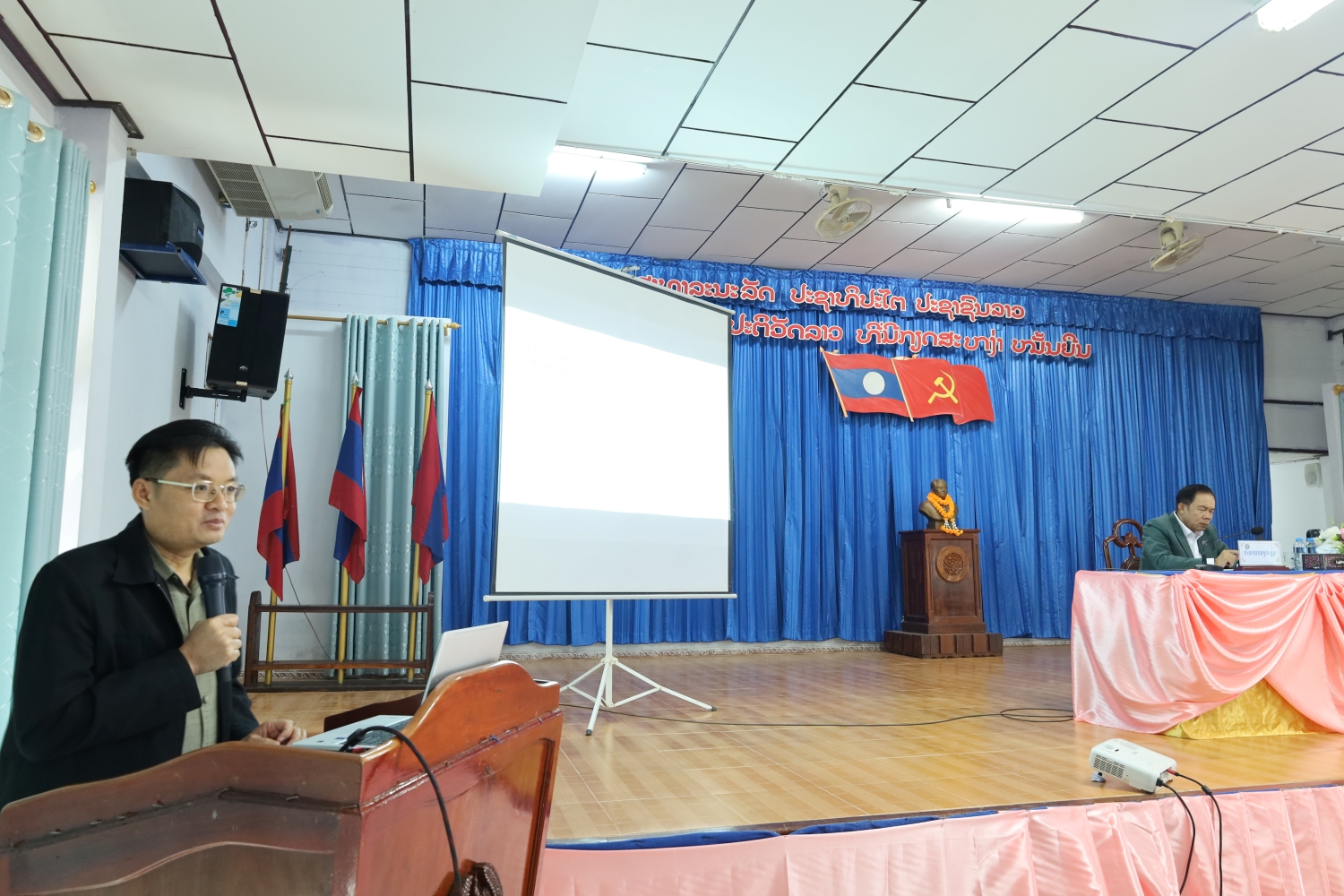 ກອງປະຊຸມຝຶກອົບຮົມສ້າງຄວາມເຂັ້ມແຂງວຽກງານຕິດຕາມກວດກາ ໃຫ້ແກ່ ສສຂ ແລະ ເສນາທິການຊ່ວຍວຽກ ສພຂ ຄຳມ່ວນ 2